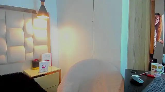 Helenn Moore online show from April 2026 01:37:01 PM