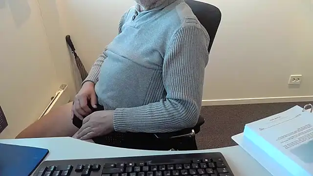 Snapshot of Buggemann chatting on May 2026 04:05:01 AM Buggemann online show from May 2026 04:05:01 AM