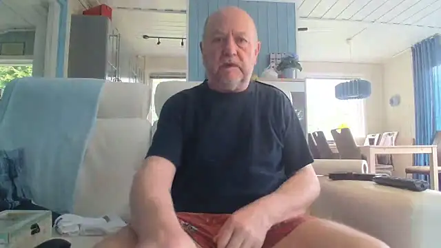 Snapshot of Buggemann chatting on June 2026 04:05:02 PM Buggemann online show from June 2026 04:05:02 PM