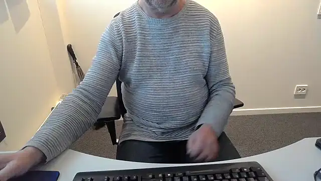 Snapshot of Buggemann chatting on May 2026 03:52:01 AM Buggemann online show from May 2026 03:52:01 AM