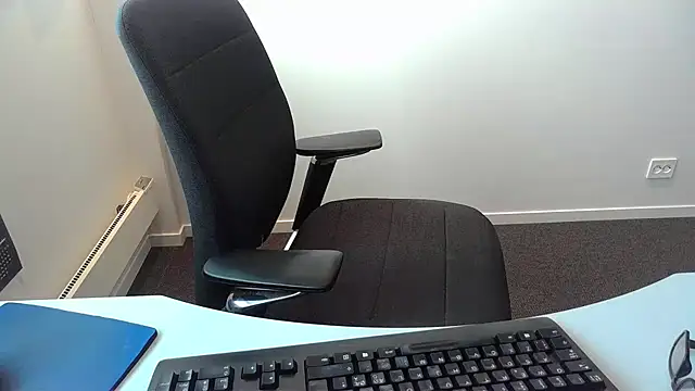 Snapshot of Buggemann chatting on May 2026 05:04:02 AM Buggemann online show from May 2026 05:04:02 AM
