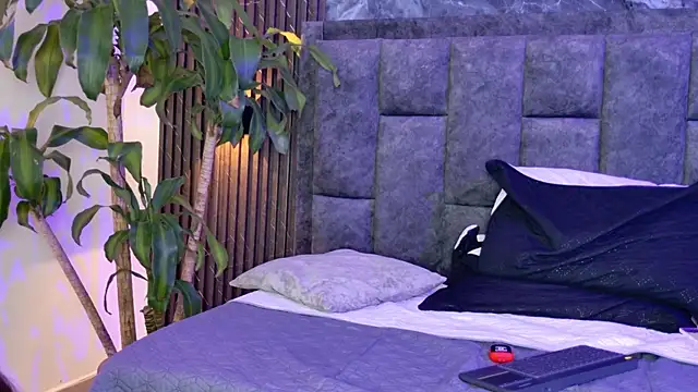 Safiro Evans online show from April 2026 06:03:02 PM