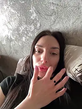 MishellKins online show from April 2026 02:09:02 PM