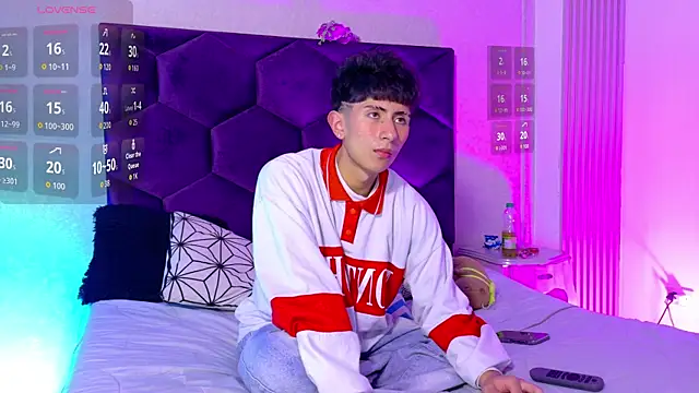 Snapshot of AndyJustgame_ chatting on April 2026 04:18:01 AM AndyJustgame online show from April 2026 04:18:01 AM