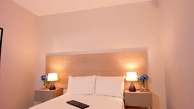 isabellathomass online show from April 2026 07:15:02 PM