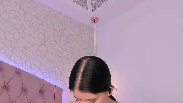 saraa joness  online show from June 2026 07:09:02 PM