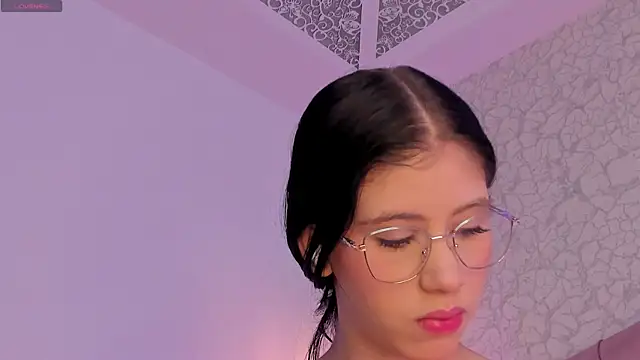 saraa joness  online show from May 2026 07:06:02 PM