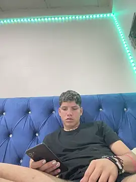 Theus26  online show from April 2026 08:37:02 PM