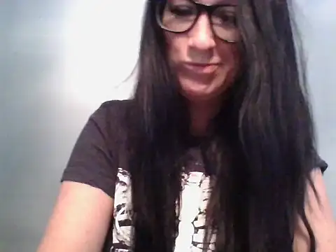 TheVictoriaWolf online show from April 2026 12:00:01 PM