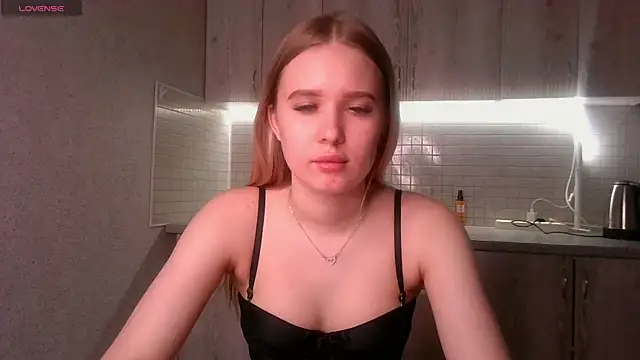 Snapshot of Alice_Pleasance chatting on June 2026 05:19:01 PM Alice Pleasance online show from June 2026 05:19:01 PM