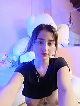 Snapshot of KarolyneLune chatting on May 2026 08:06:02 PM KarolyneLune online show from May 2026 08:06:02 PM