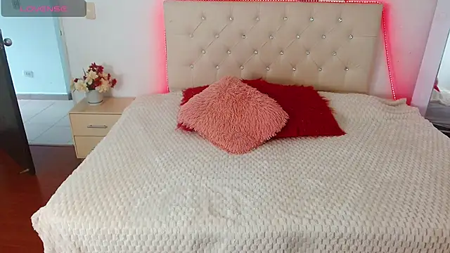 estrella hank online show from April 2026 08:12:01 PM