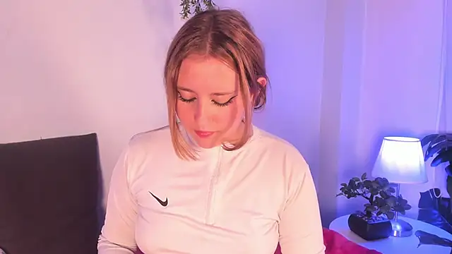 Snapshot of cuttie_blondie chatting on May 2026 04:04:02 PM cuttie blondie online show from May 2026 04:04:02 PM