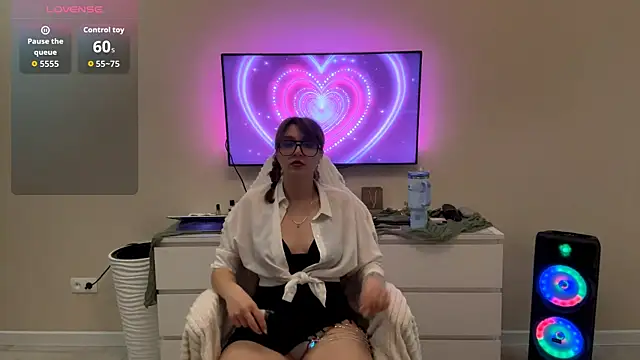 Olivia 132 online show from April 2026 08:15:01 PM