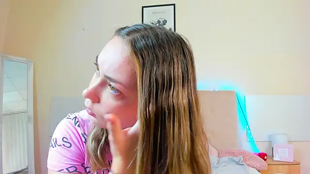 Snapshot of MelanieCuty chatting on July 2026 05:38:01 AM MelanieCuty online show from July 2026 05:38:01 AM