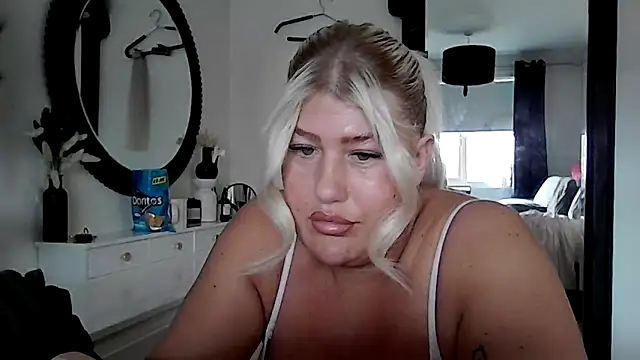 Lexi Laura online show from April 2026 12:11:01 PM