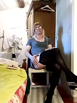 stephie83 online show from April 2026 03:42:02 PM