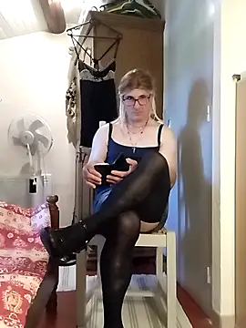 stephie83 online show from May 2026 03:56:02 PM