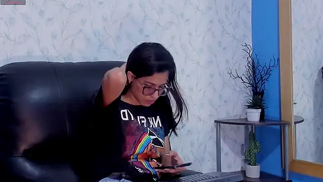 Emily Lopera online show from July 2026 03:56:01 PM