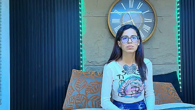 Emily Lopera online show from July 2026 10:21:01 PM