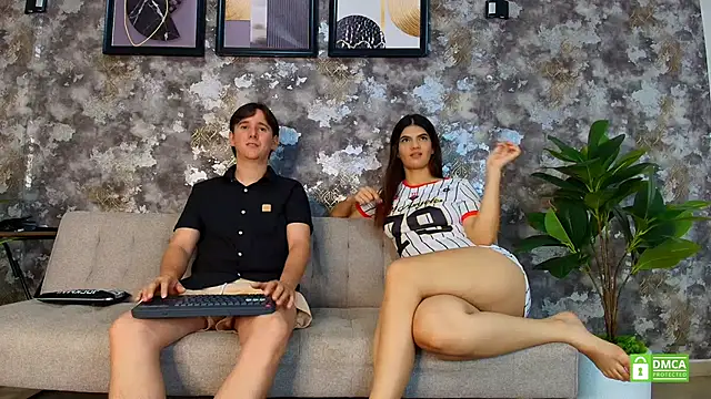 Snapshot of Mariana_and_Ronny chatting on June 2026 04:53:02 AM Mariana and Ronny online show from June 2026 04:53:02 AM