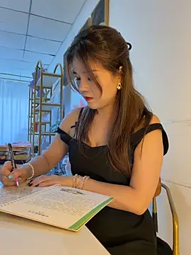 Snapshot of Xiaoxiao-y chatting on May 2026 07:50:02 AM Xiaoxiao-y online show from May 2026 07:50:02 AM