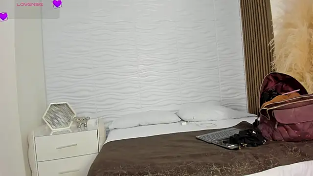 Snapshot of AlondraSoomer chatting on April 2026 05:03:01 AM AlondraSoomer online show from April 2026 05:03:01 AM