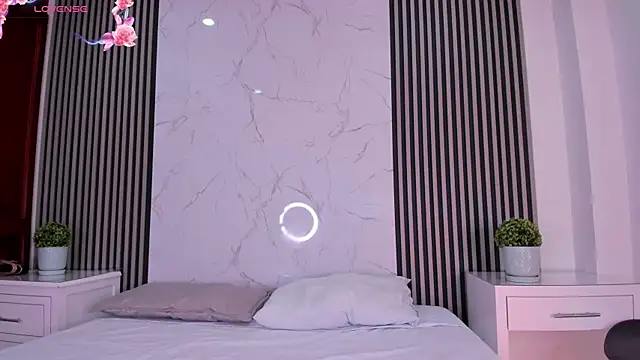 Snapshot of AlondraSoomer chatting on April 2026 04:28:02 AM AlondraSoomer online show from April 2026 04:28:02 AM