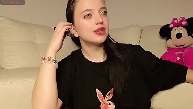 Snapshot of Minnie_mouse_18 chatting on March 2026 08:37:01 PM Minnie mouse 18 online show from March 2026 08:37:01 PM