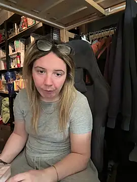 Snapshot of curvyneon chatting on April 2026 02:25:01 PM curvyneon online show from April 2026 02:25:01 PM