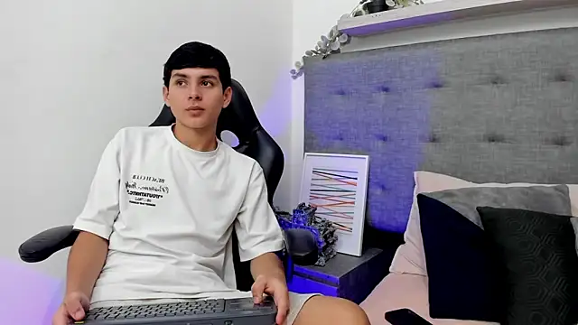 Andrew restrepoo online show from March 2026 02:50:02 PM