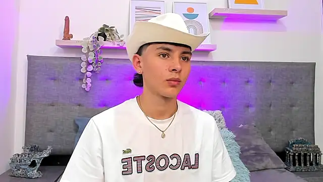Andrew restrepoo online show from April 2026 05:15:01 PM