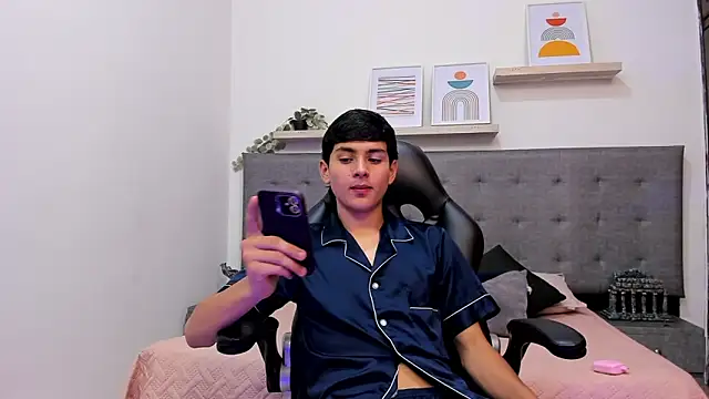 Andrew restrepoo online show from March 2026 03:59:01 PM