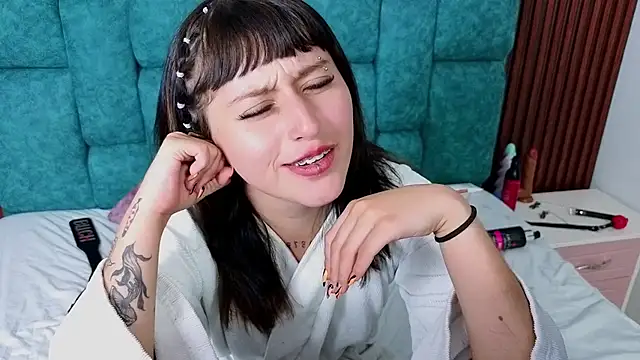 AnnieHiper online show from April 2026 09:39:33 PM