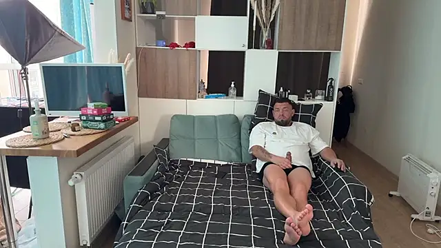 KarlAndKlara online show from May 2026 12:00:01 PM