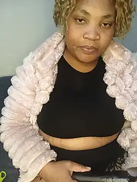 Snapshot of BeverlyQueen15 chatting on July 2026 06:04:01 PM BeverlyQueen15 online show from July 2026 06:04:01 PM