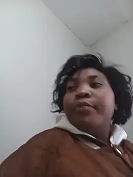 Snapshot of BeverlyQueen15 chatting on June 2026 06:24:02 AM BeverlyQueen15 online show from June 2026 06:24:02 AM