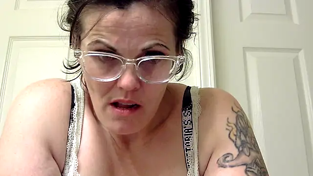 kitty-kitten82 online show from April 2026 03:02:02 AM