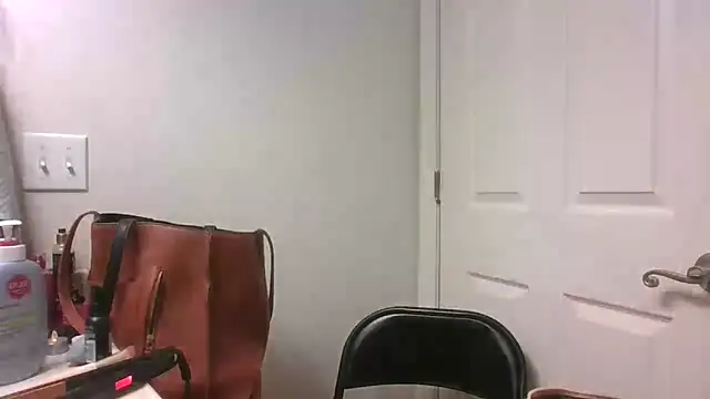 kitty-kitten82 online show from April 2026 01:59:02 PM