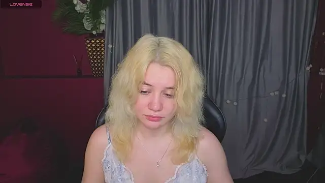 Snapshot of ElizabethRedWings chatting on May 2026 06:09:01 PM ElizabethRedWings online show from May 2026 06:09:01 PM
