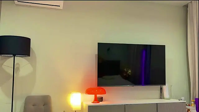 Nicolekira online show from April 2026 09:32:01 PM