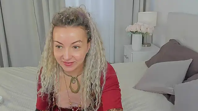 Lar Queen online show from April 2026 10:49:02 AM