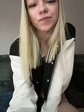 Lil-Luna online show from April 2026 08:10:02 PM