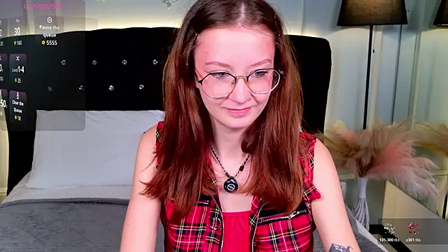 Snapshot of AmelieViolet chatting on June 2026 11:05:01 AM AmelieViolet online show from June 2026 11:05:01 AM