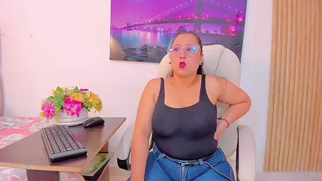 Reina Mia1 online show from April 2026 11:42:01 PM