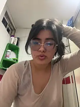 LinaEvansonn online show from April 2026 01:00:01 AM