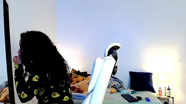 Snapshot of Luciianita_lov199 chatting on May 2026 08:28:01 PM Luciianita lov199 online show from May 2026 08:28:01 PM