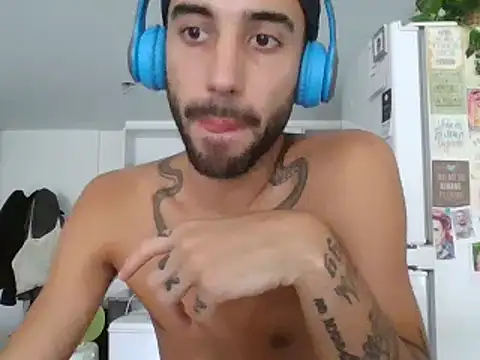 Snapshot of SantinnoVale chatting on March 2026 07:48:02 PM SantinnoVale online show from March 2026 07:48:02 PM