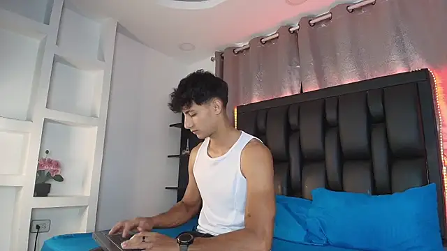 Snapshot of MaxiimoRomano_ chatting on June 2026 04:17:02 PM MaxiimoRomano online show from June 2026 04:17:02 PM