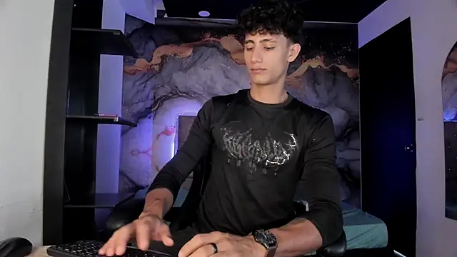 Snapshot of MaxiimoRomano_ chatting on May 2026 02:45:01 PM MaxiimoRomano online show from May 2026 02:45:01 PM